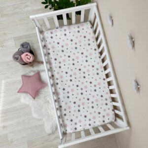 Husă de saltea pătuț 120 × 60 cm din poplin bumbac, steluțe roz și bej, vedere de ansamblu