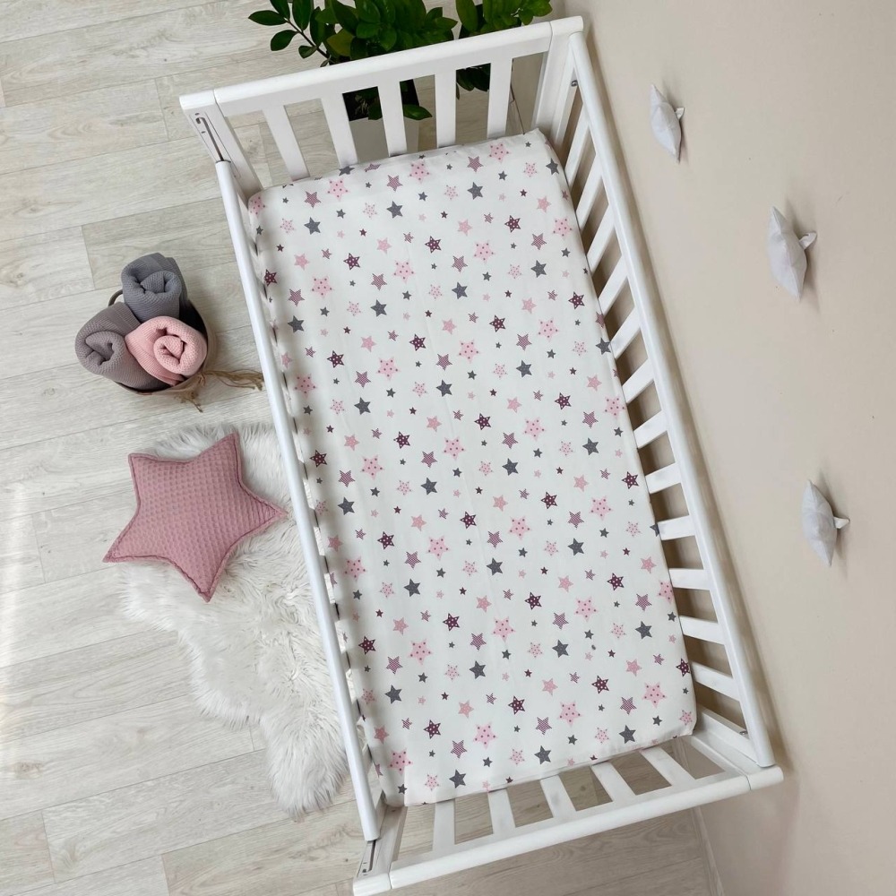 Husă de saltea pătuț 120 × 60 cm din poplin bumbac, steluțe roz și bej, vedere de ansamblu Husă de saltea pătuț 120 × 60 cm din poplin bumbac, steluțe roz și bej, vedere de ansamblu