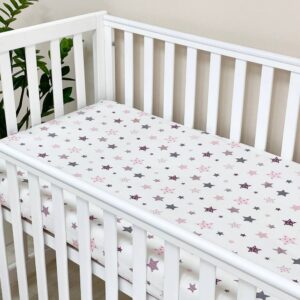 Husă de saltea pătuț 120 × 60 cm din poplin bumbac, steluțe roz și bej, elastic pe margini