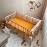 Husă de saltea pătuț 120 × 60 cm din muselină 100% bumbac, muștar, pe salteaua pătuțului