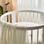 Husă de saltea rotundă pentru pătuț, buline colorate, 70 × 70 cm, elastic pe toată circumferința