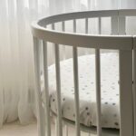 Husă de saltea rotundă pentru pătuț, buline colorate, 70 × 70 cm, detaliu al modelului