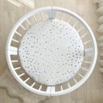 Husă de saltea rotundă pentru pătuț, buline colorate, 70 × 70 cm, vedere de ansamblu