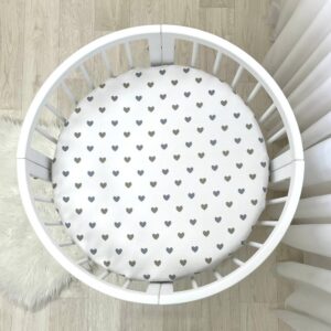 Husă de saltea rotundă pentru pătuț, inimioare bej și gri, 70 × 70 cm, vedere de ansamblu