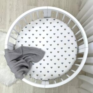 Husă de saltea rotundă pentru pătuț, inimioare bej și gri, 70 × 70 cm, elastic pe toată circumferința