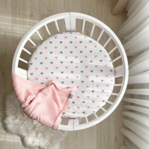 Husă de saltea rotundă pentru pătuț, inimioare roz și gri, 70 × 70 cm, elastic pe toată circumferința