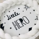 Husă de saltea rotundă pentru pătuț, Little hero, 70 × 70 cm, elastic pe toată circumferința