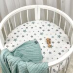 Husă de saltea rotundă pentru pătuț, steluțe mentă, 70 × 70 cm, elastic pe toată circumferința