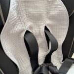 Inserție pentru scaun auto sau cărucior din muselină, gri, 32 × 74 cm, sloturi pentru centuri
