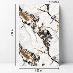 Panou KN9267 cu marmură albă, inserții negre și accente ocru, prezentat vertical, cu cotele de 1,22 × 2,8 m