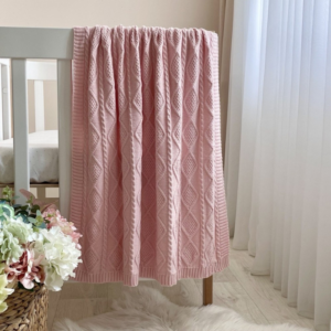 Păturică Diamond tricotată din bumbac, roz, 80 × 100 cm, detaliu al modelului
