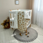 Păturică bebe din bumbac și țesătură Minky cu pilotă, ursuleț bej, 75 × 100 cm, detaliu al modelului
