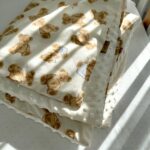 Păturică bebe din bumbac și țesătură Minky cu pilotă, ursuleț bej, 75 × 100 cm, fața a doua, cu textură