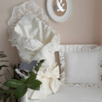 Păturică bebe Delux din bumbac satinat cu dantelă, milky, 80 × 80 cm, fața din material moale