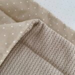 Păturică bebe din bumbac și material tricotat, bej, 75 × 100 cm, montată pe pătuț
