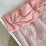 Păturică bebe din bumbac și material tricotat, roz, 75 × 100 cm, detaliu al modelului