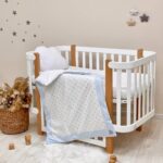 Păturică bebe din bumbac și țesătură Minky cu pilotă, norișor albastru, 80 × 100 cm, detaliu al fundiței