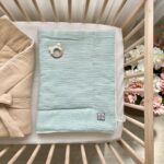 Păturică bebe din muselină cu fundiță, mentă, 80 × 100 cm, detaliu al modelului