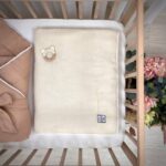 Păturică bebe din muselină cu fundiță, milky, 80 × 100 cm, detaliu al modelului