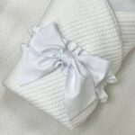 Păturică bebe din satin și material tricotat, alb, 75 × 100 cm, textura materialului