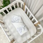 Păturică bebe din satin și material tricotat, alb, 75 × 100 cm, montată pe pătuț