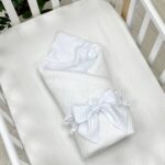 Păturică bebe din satin și material tricotat, alb, 75 × 100 cm, prezentare