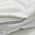 Păturică bebe din satin și material tricotat, alb, 75 × 100 cm, detaliu al cusăturii