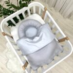 Păturică bebe din satin și material tricotat, gri, 75 × 100 cm, detaliu al modelului