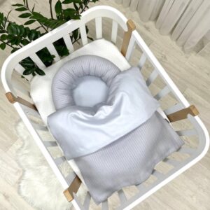 Păturică bebe din satin și material tricotat, gri, 75 × 100 cm, detaliu al modelului