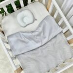 Păturică bebe din satin și material tricotat, gri, 75 × 100 cm, textura materialului