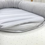 Păturică bebe din satin și material tricotat, gri, 75 × 100 cm, montată pe pătuț