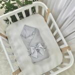 Păturică bebe din satin și material tricotat, gri, 75 × 100 cm, prezentare