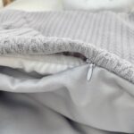 Păturică bebe din satin și material tricotat, gri, 75 × 100 cm, detaliu al cusăturii