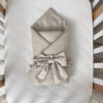 Păturică bebe din satin și material tricotat, latte, 75 × 100 cm, vedere de ansamblu