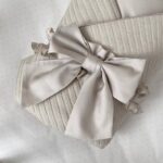 Păturică bebe din satin și material tricotat, latte, 75 × 100 cm, detaliu al modelului