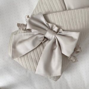 Păturică bebe din satin și material tricotat, latte, 75 × 100 cm, detaliu al modelului