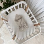 Păturică bebe din satin și material tricotat, latte, 75 × 100 cm, textura materialului