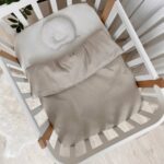 Păturică bebe din satin și material tricotat, latte, 75 × 100 cm, montată pe pătuț