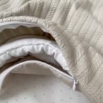 Păturică bebe din satin și material tricotat, latte, 75 × 100 cm, prezentare