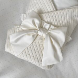 Păturică bebe din satin și material tricotat, milky, 75 × 100 cm, detaliu al modelului