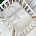 Păturică bebe din satin și material tricotat, milky, 75 × 100 cm, montată pe pătuț