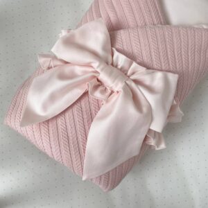 Păturică bebe din satin și material tricotat, roz, 75 × 100 cm, detaliu al modelului