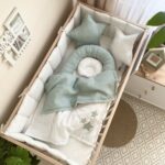 Păturică bebe din satin și stofă de vafe, steluțe mentă, 80 × 100 cm, detaliu al modelului