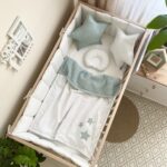 Păturică bebe din satin și stofă de vafe, steluțe mentă, 80 × 100 cm, fața din material moale