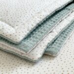 Păturică bebe din satin și stofă de vafe, steluțe mentă, 80 × 100 cm, fața a doua, cu textură