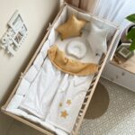 Păturică bebe din satin și stofă de vafe, steluțe muștar, 80 × 100 cm, detaliu al modelului