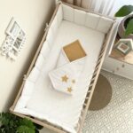 Păturică bebe din satin și stofă de vafe, steluțe muștar, 80 × 100 cm, fața a doua, cu textură