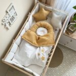 Păturică bebe din satin și stofă de vafe, steluțe muștar, 80 × 100 cm, fața din material moale