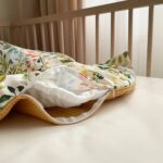 Păturică bebe din satin și stofă de vafe, Nordic muștar, 80 × 100 cm, pliată în plic