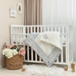 Păturică bebe Classic din satin cu dantelă și Minky cu broderie, gri, 80 × 100 cm, desfășurată